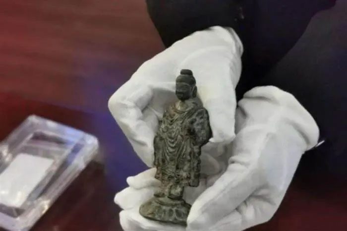One of the two newly excavated statues in Shaanxi Province