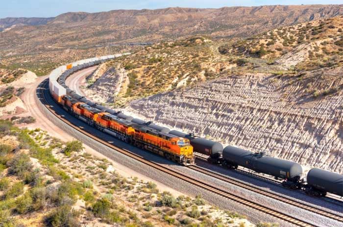 The United States has the largest railway network in the world with a total length of 250,000 km.