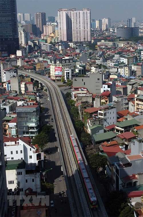 The train runs on Cầu Giấy street.