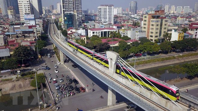 The Nhổn-Hà Nội train passes through the Cầu Giấy-Láng intersection.