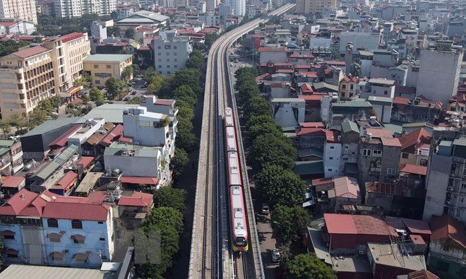 The train runs on Xuân Thủy street.