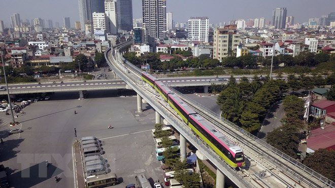 The Nhổn-Hà Nội train passes through the Cầu Giấy-Láng intersection.