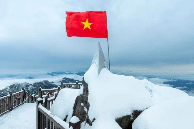 Snow has fallen on the summit of Fansipan with light intensity.