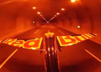 video pilot flying airplane crossing 2 highways simultaneously setting 5 world records 115903