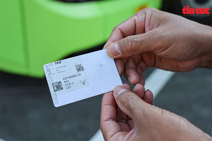 To operate the electric bus, the driver uses a card with a code.