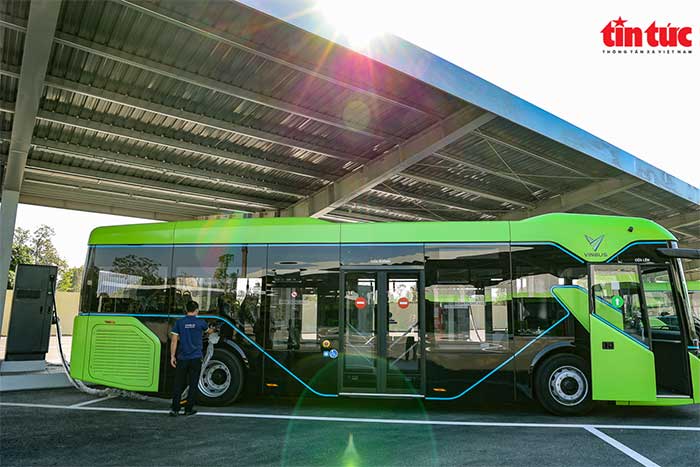 The first electric buses will officially transport passengers on the streets of Hanoi from the morning of December 2, 2021.