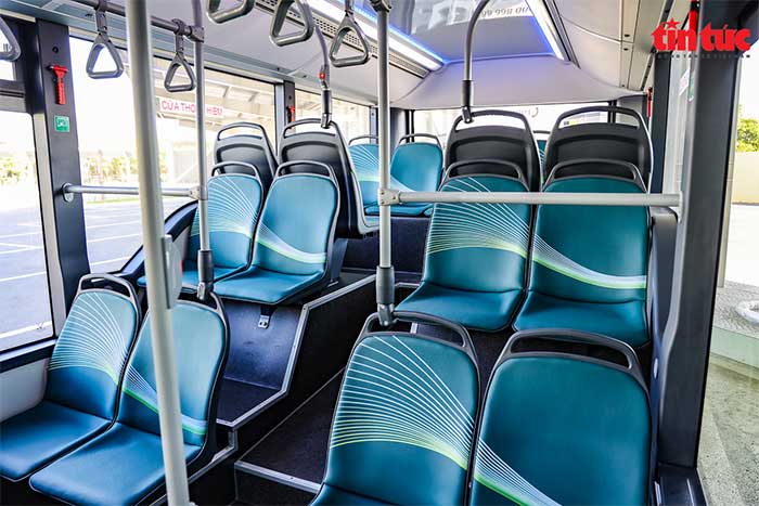 Bus arranged with 28 seats, 39 standing spots, and 1 space for a wheelchair.