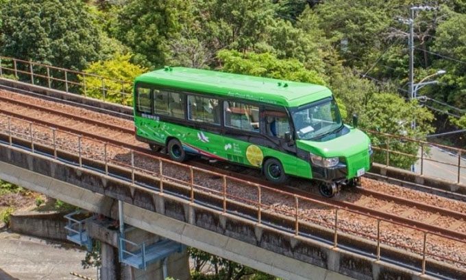 The DMV bus can switch between rail and road modes in 15 seconds.